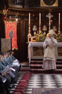 Bispo sacerdote pregando ensinando crianças vocação sacerdotal