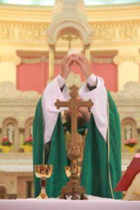 Sacerdote homem altar missa vocação sacerdotal