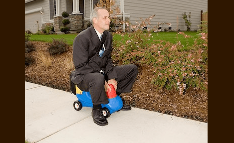 Hombridade outfit: caricatura de homem num mundo de aparências